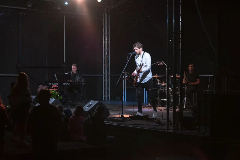 Lab Rats on the Main Stage: How Rock Acts Turn Small Festival Slots Into Secret Workshops
