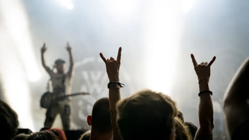 When the Crowd Became the Show: 10 Jaw-Dropping Fan Moments That Defined US Rock Festival History